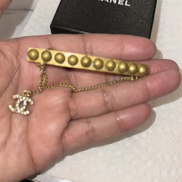 Preloved Vintage Chanel hair clip great condition has some 